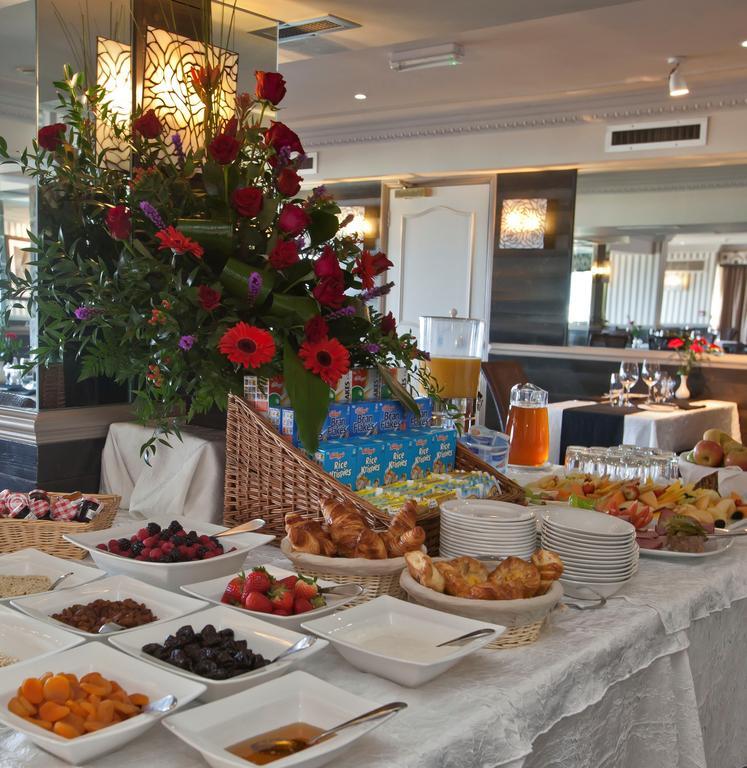 Cobo Bay Hotel カステル レストラン 写真